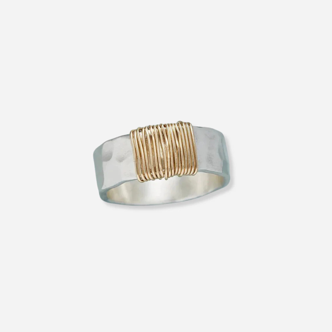 Jaela – Boho Ring Mit Goldenen Fäden