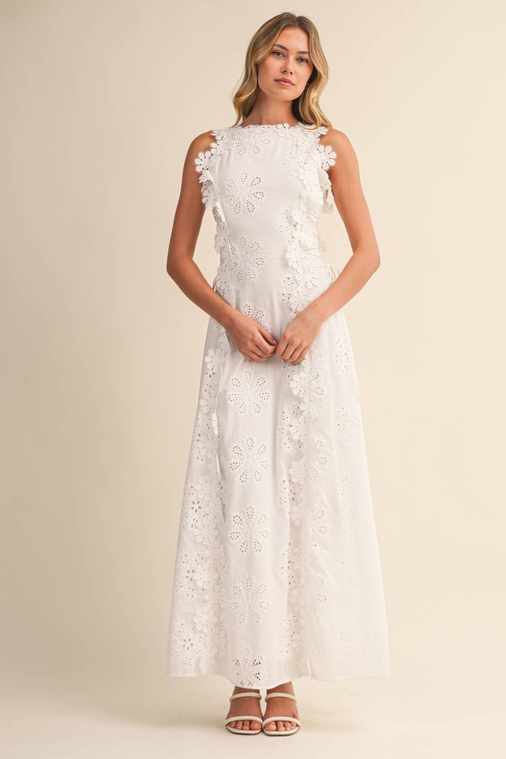 Azalia – Ärmelloses Maxikleid mit Blumenstickerei