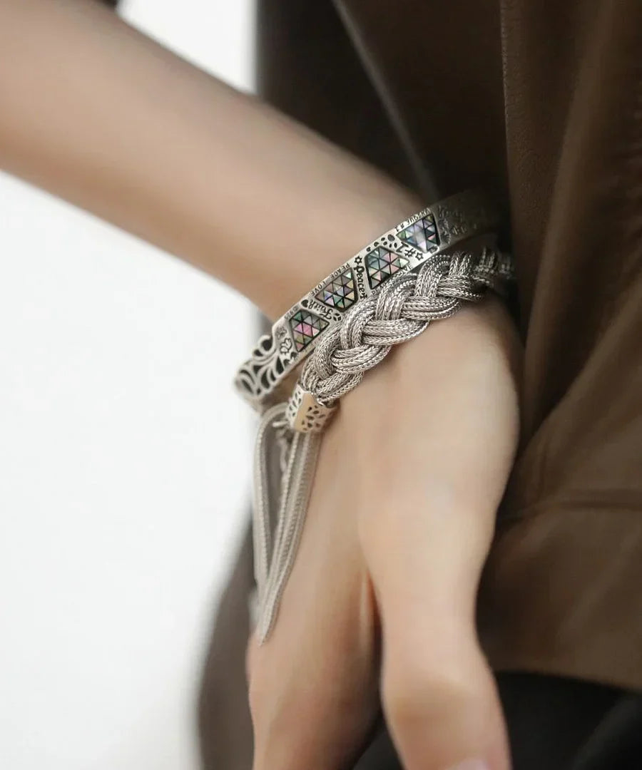 Mazie – Seidenarmband mit Silbernem Webmuster und Quaste
