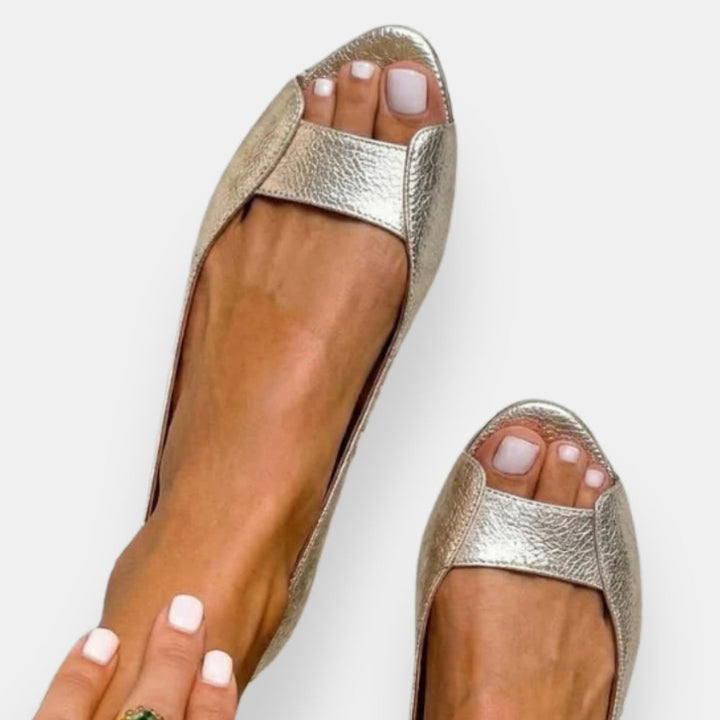 Fryda – Flache Sandalen in Metallic Optik