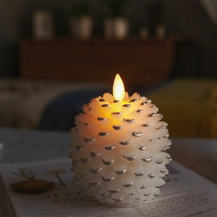 ForestFlame – Stimmungsvolle, Flammenlose Kerze in Tannenzapfenform