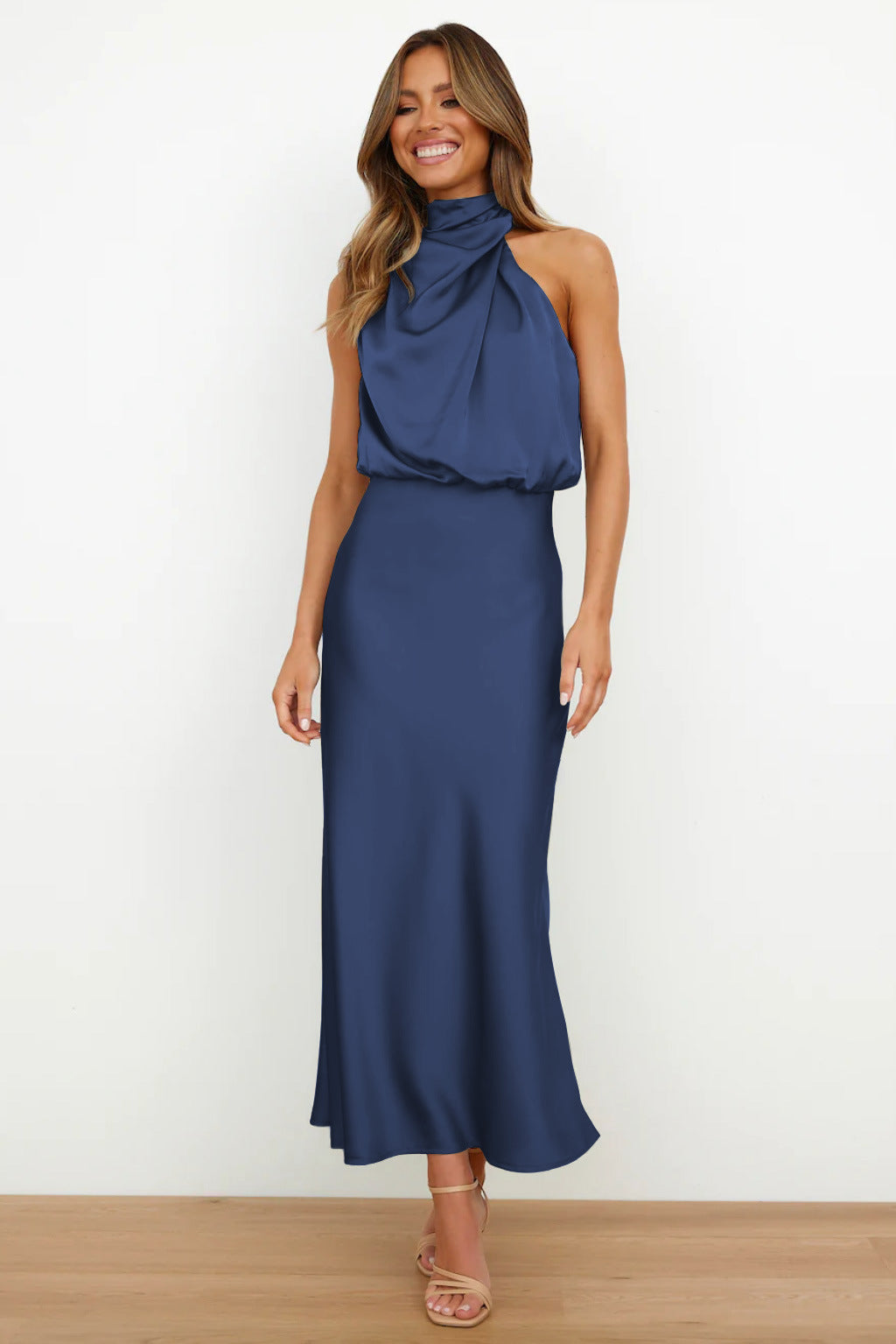 Justyna – Langes Kleid mit Neckholder-Ausschnitt