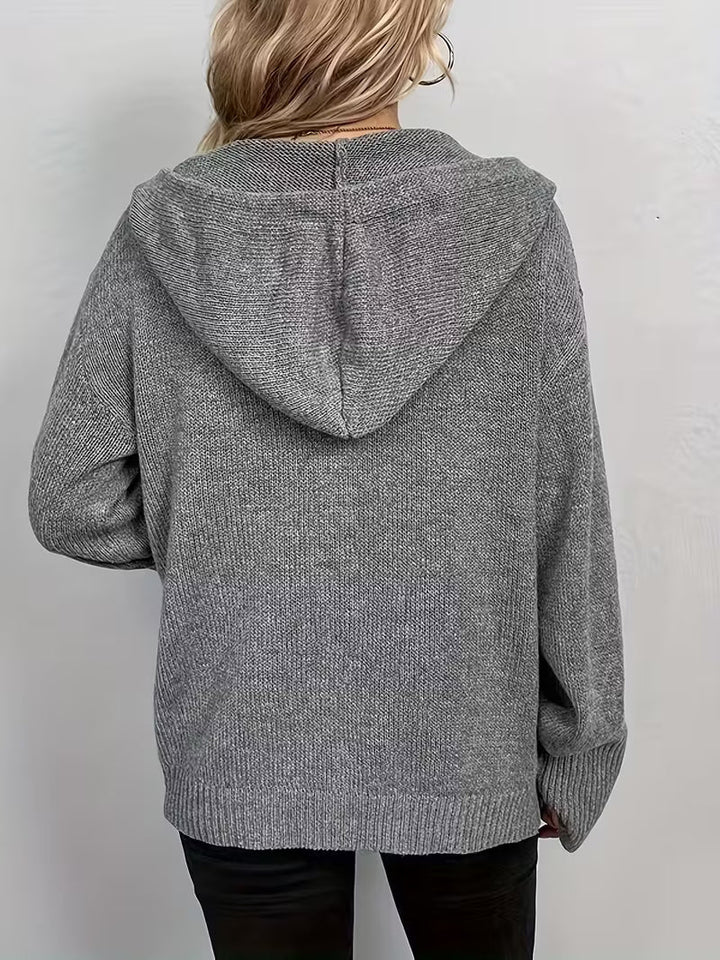 Karalina – Strickjacke Mit Kapuze, Knopfleiste Und Zopfmuster