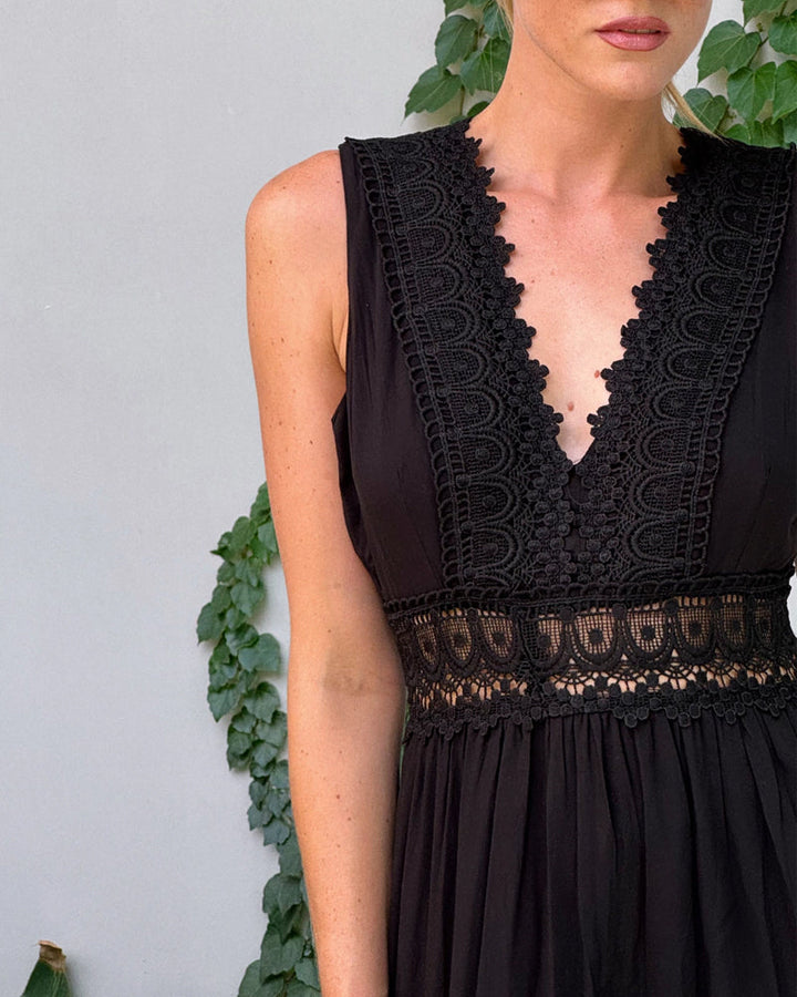 Papakosta – Elegantes ärmelloses Spitzen Kleid