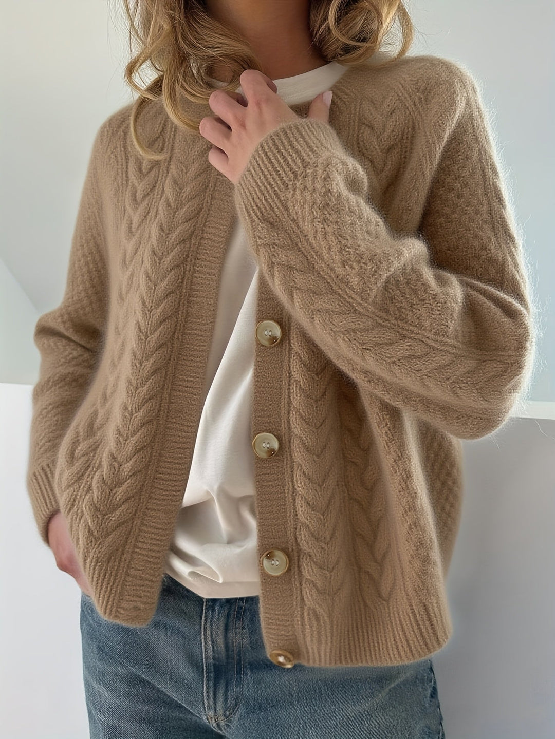 Dwina – Strickjacke mit Knöpfen und Zopfmuster