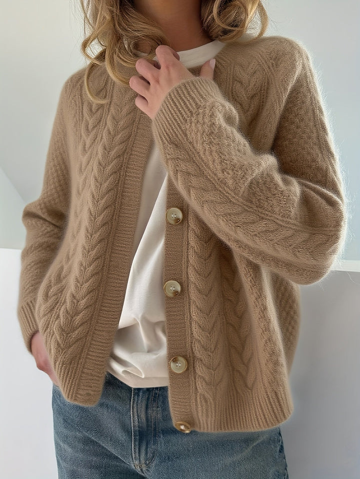 Dwina – Strickjacke mit Knöpfen und Zopfmuster