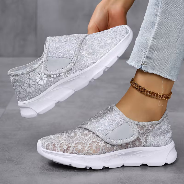 Sabyne – Sneaker Mit Blumenmuster Aus Spitze Und Klettverschluss