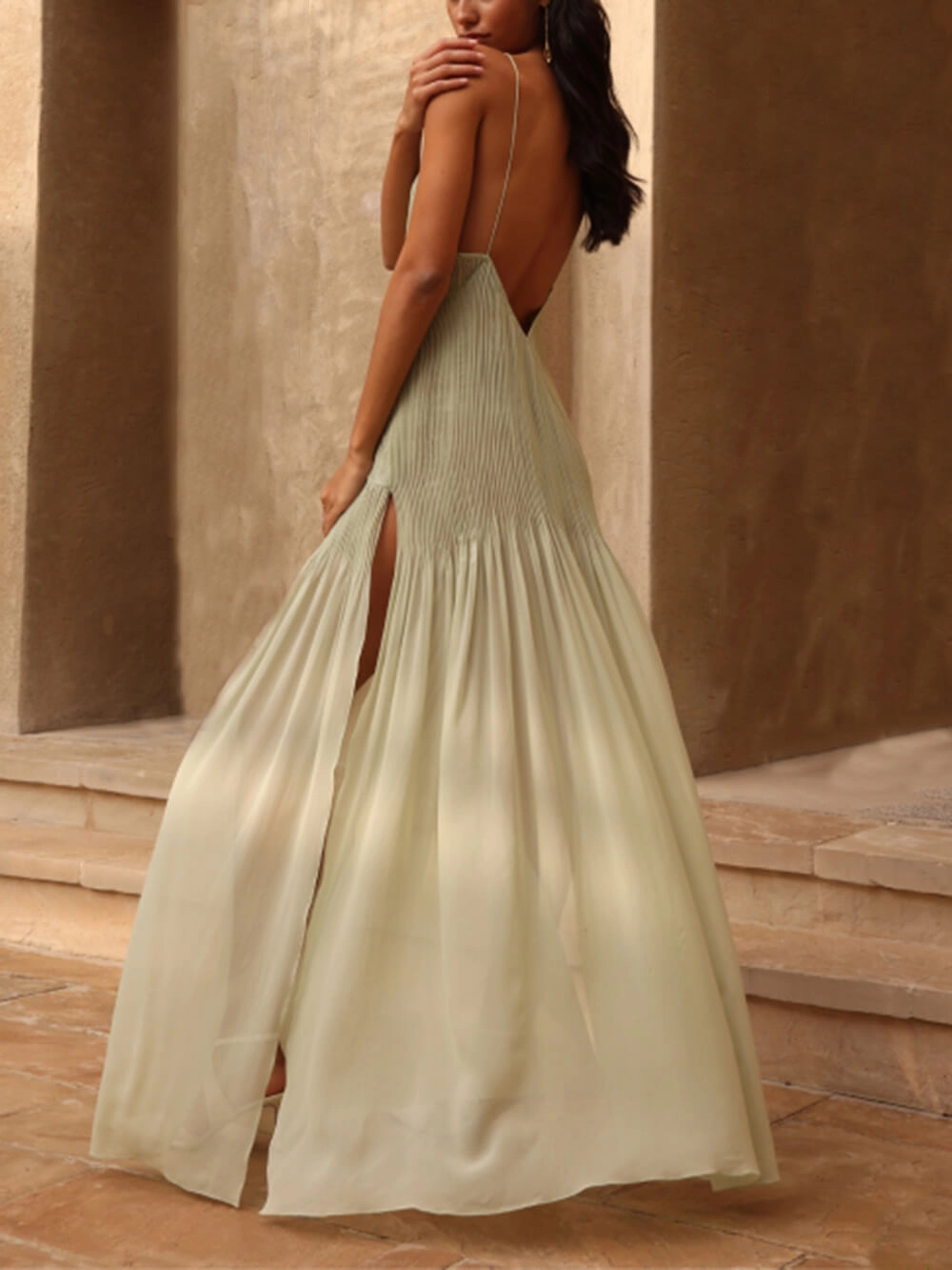 Mária – Elegantes Plissiertes Langes Kleid Mit Schlitz Hinten