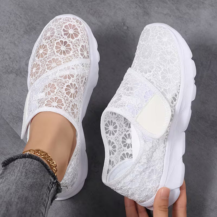 Sabyne – Sneaker Mit Blumenmuster Aus Spitze Und Klettverschluss