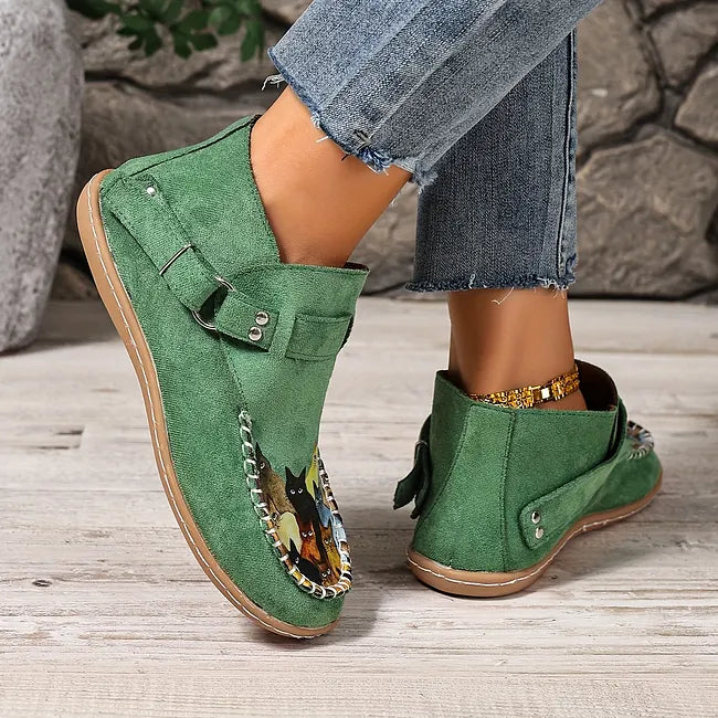 Viktoriy – Flache Stiefeletten mit Katzenmuster Und Schnalle
