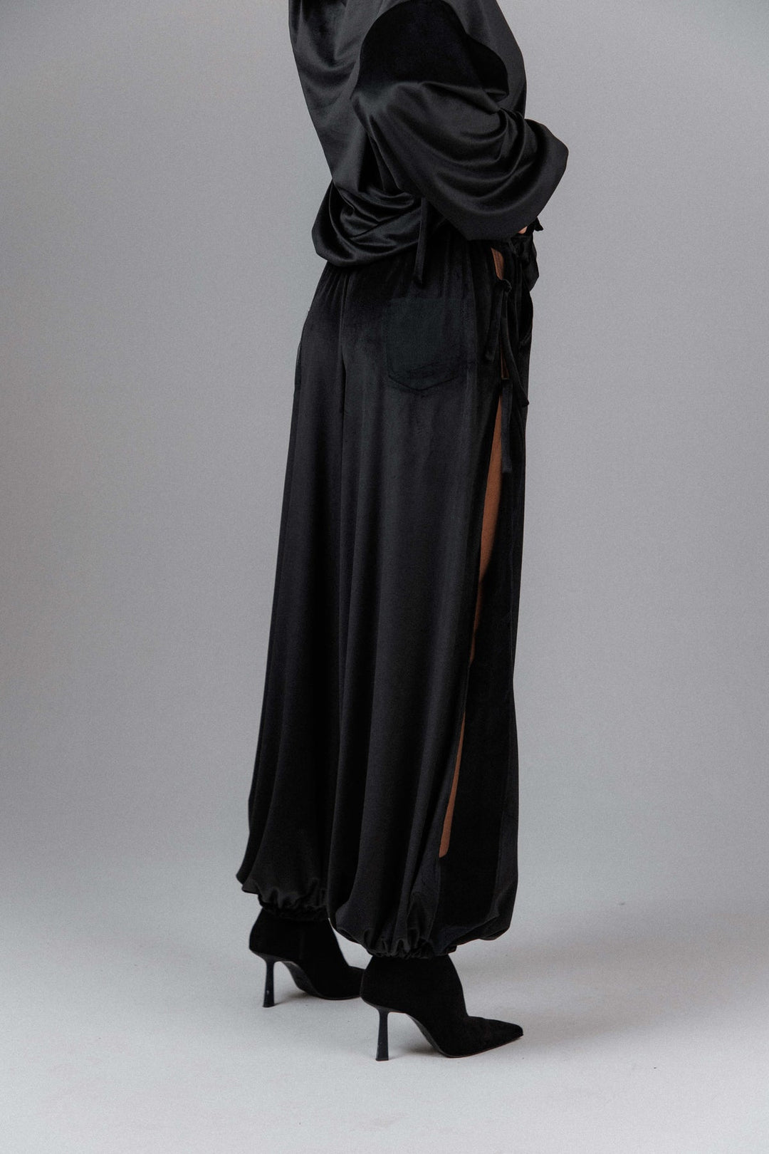 Yuphin – Ballonhose aus Satin mit Seitenschlitz