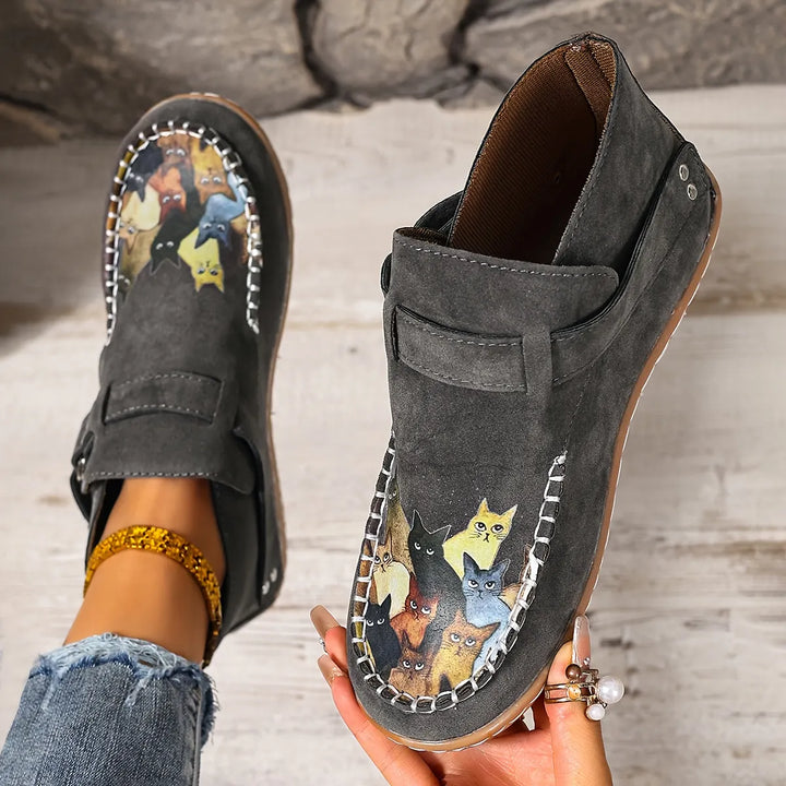 Viktoriy – Flache Stiefeletten mit Katzenmuster Und Schnalle