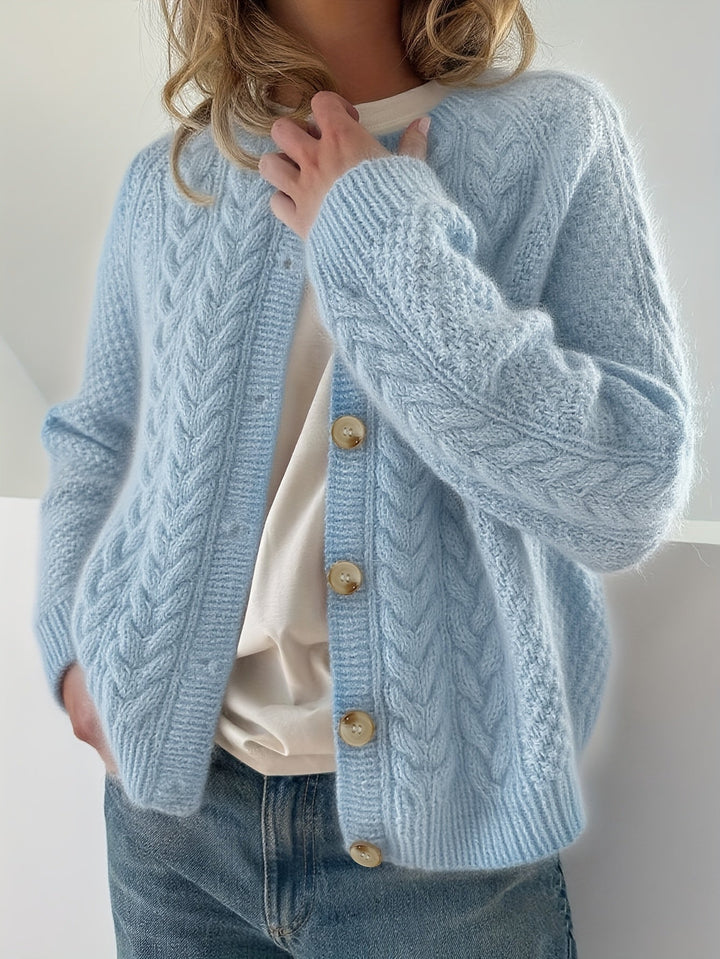 Dwina – Strickjacke mit Knöpfen und Zopfmuster