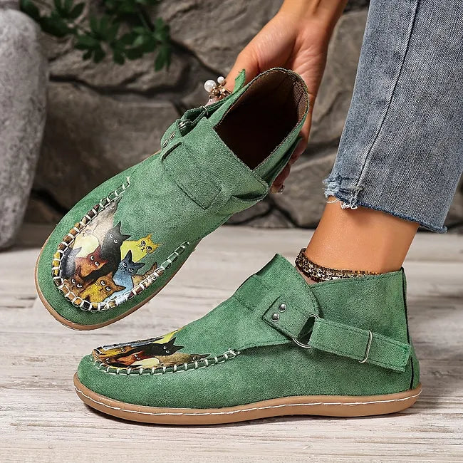 Viktoriy – Flache Stiefeletten mit Katzenmuster Und Schnalle