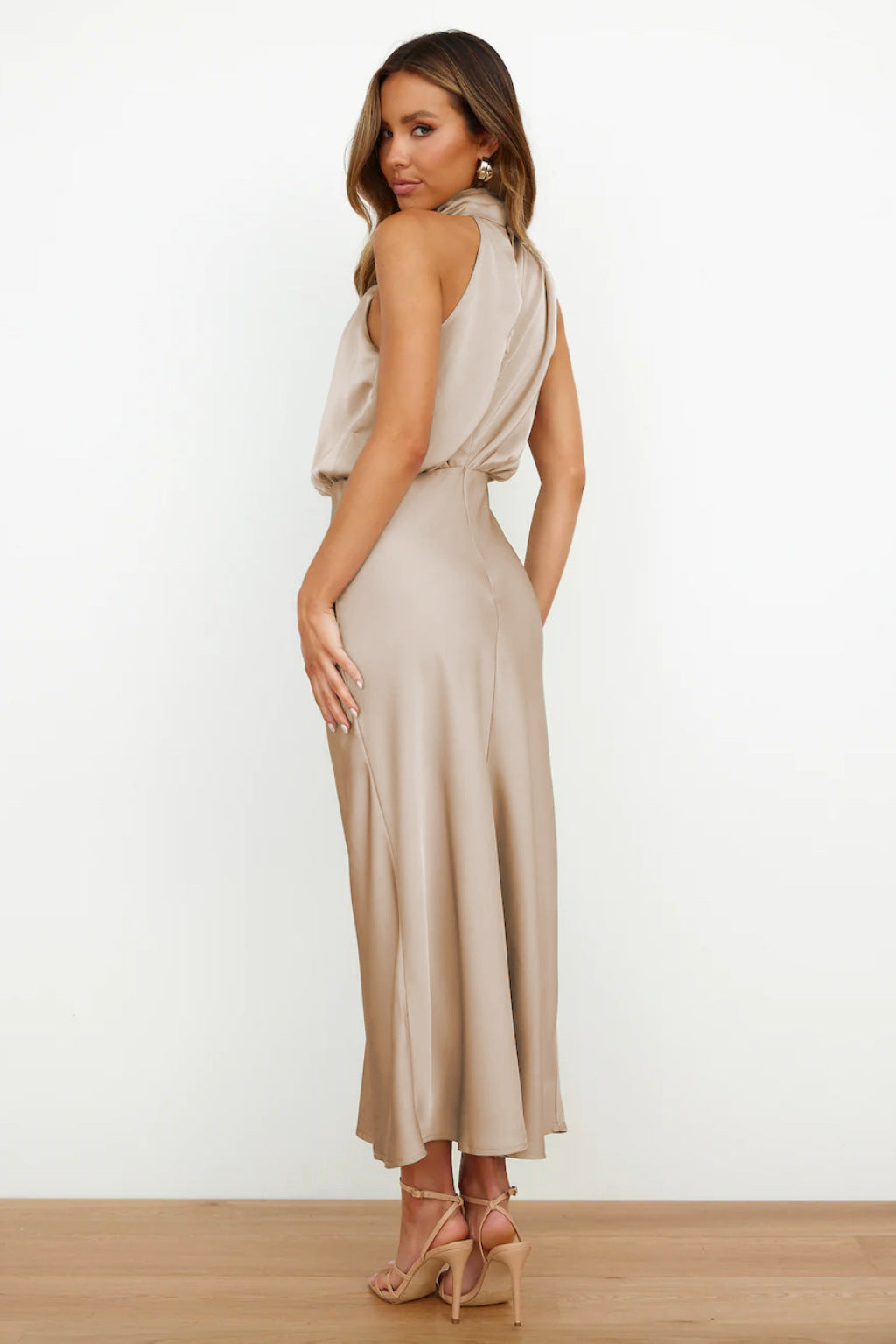 Justyna – Langes Kleid mit Neckholder-Ausschnitt