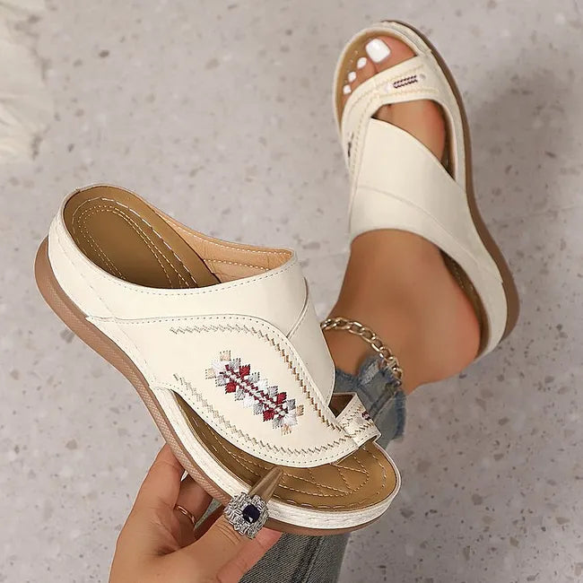 Jacky – Sandalen Mit Keilabsatz Und Bestickter Zehenschlaufe