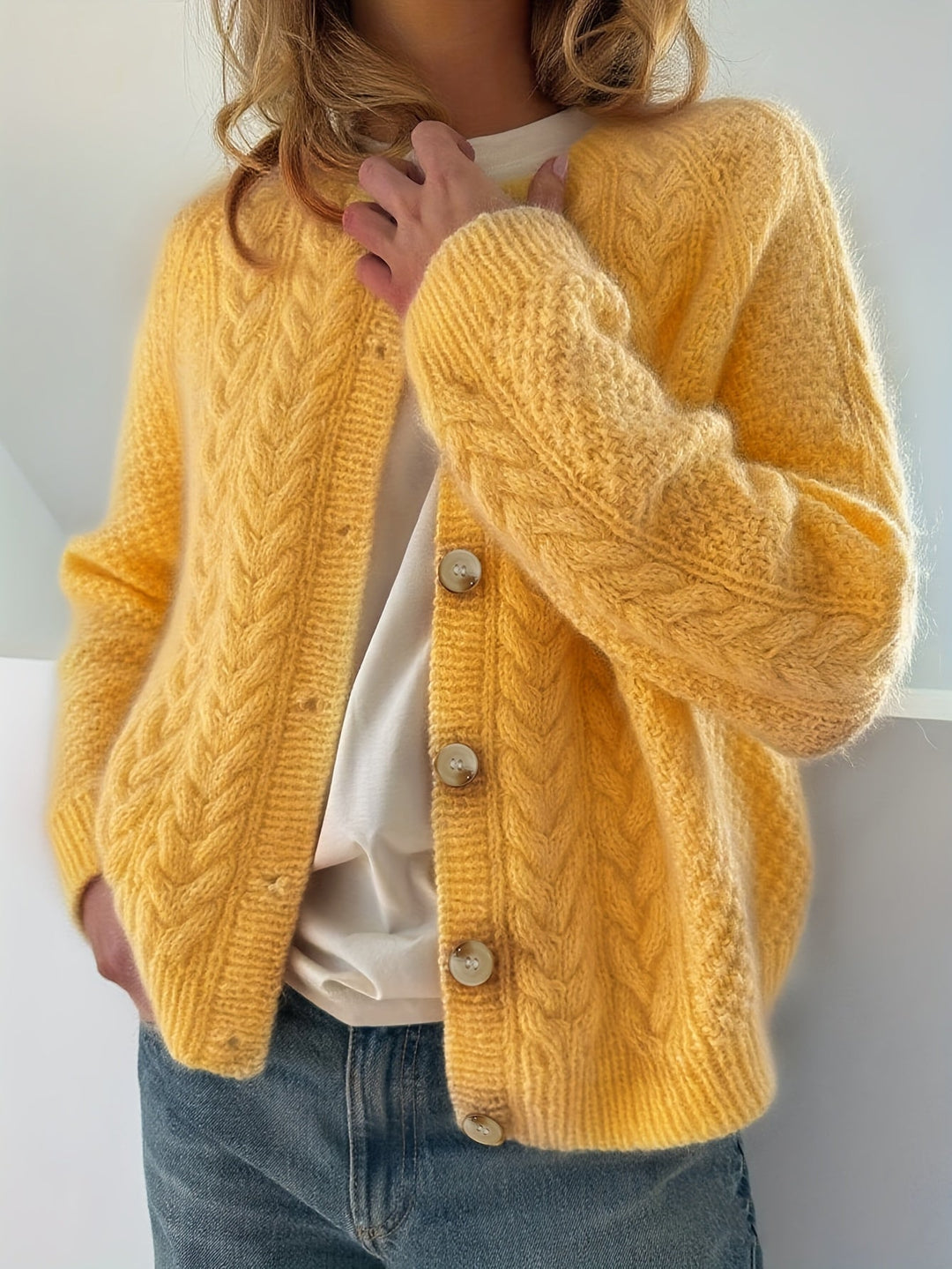 Dwina – Strickjacke mit Knöpfen und Zopfmuster