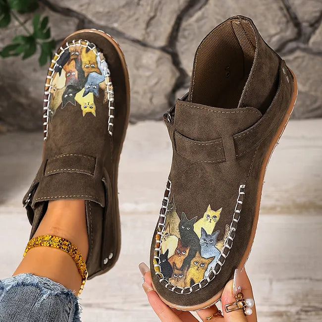Viktoriy – Flache Stiefeletten mit Katzenmuster Und Schnalle