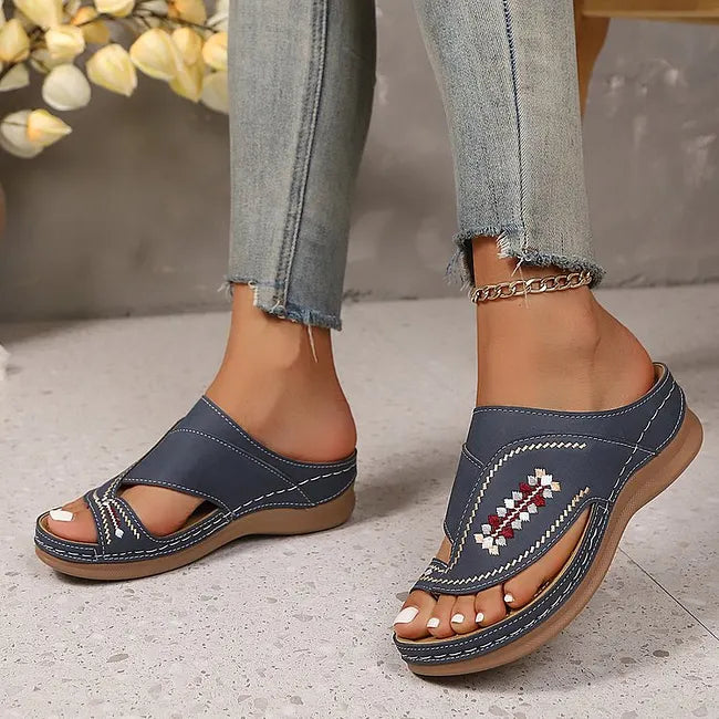 Jacky – Sandalen Mit Keilabsatz Und Bestickter Zehenschlaufe