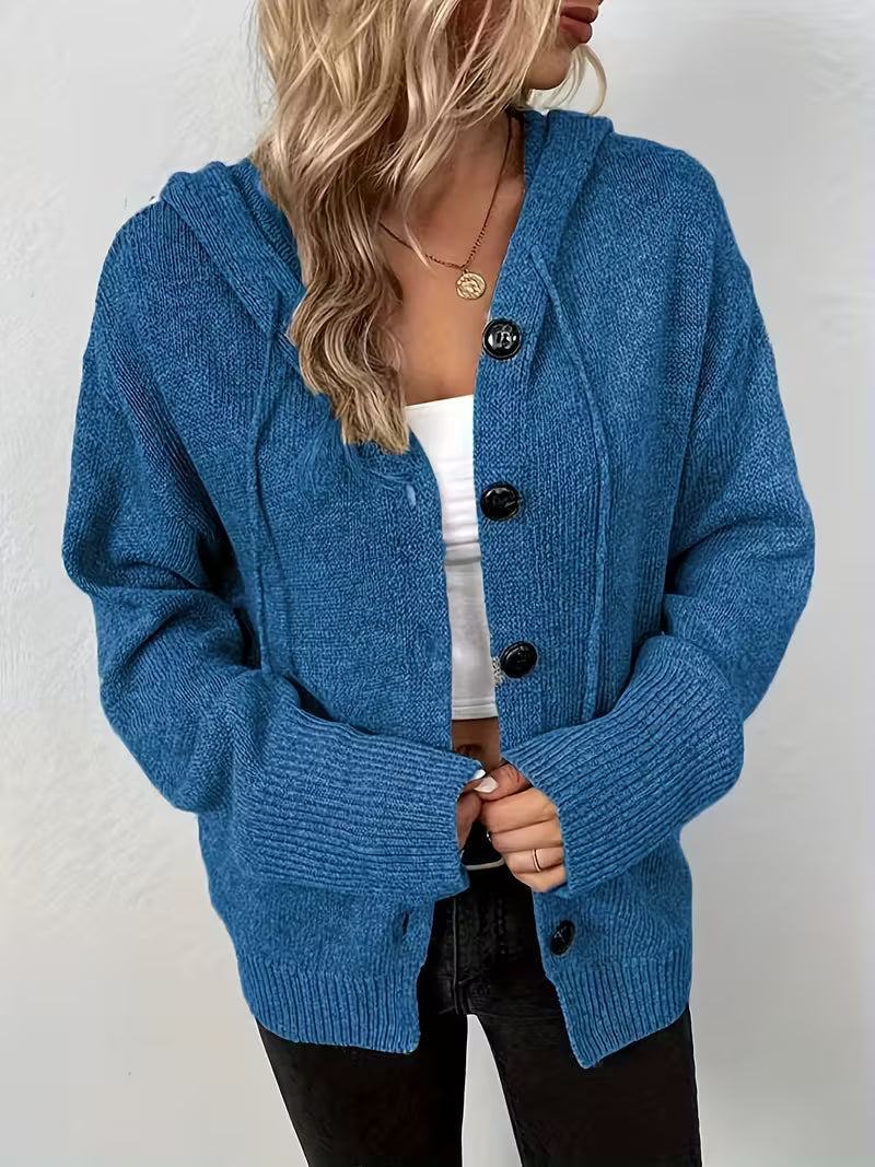 Karalina – Strickjacke Mit Kapuze, Knopfleiste Und Zopfmuster