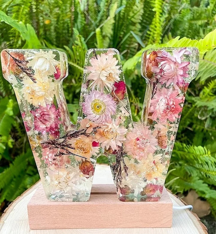 FloraShine – Handgefertigte Blumen-Harz-Nachtlampe
