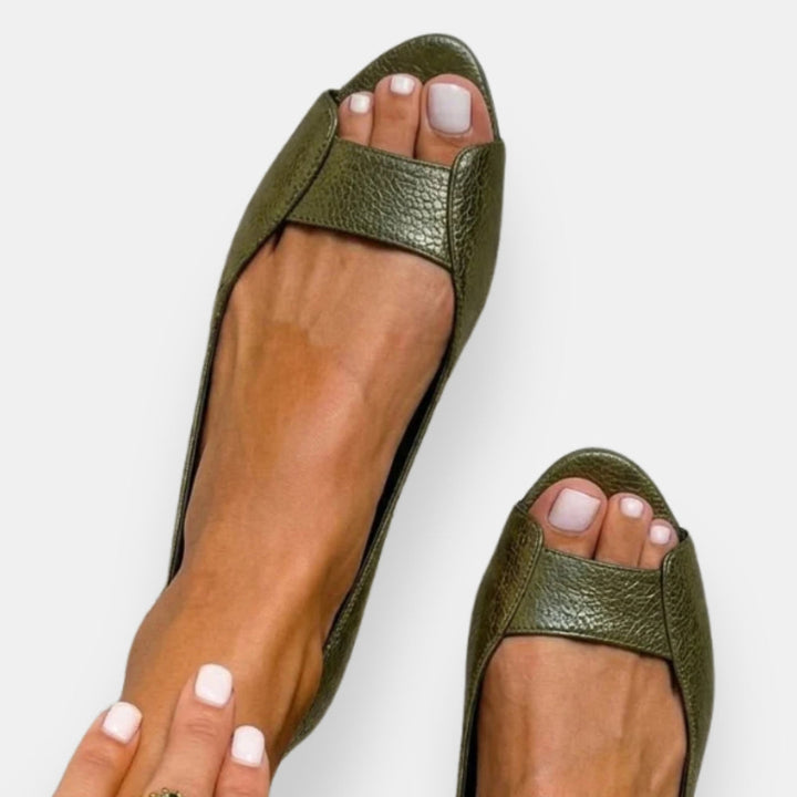 Fryda – Flache Sandalen in Metallic Optik