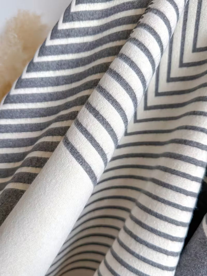 Taisija – Wendbarer Gestreifter Jacquard Schal Aus Kunstkaschmir