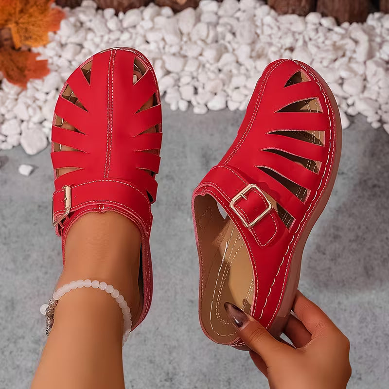 Alvena – Flache Sandalen mit Geschlossener Zehenpartie Ausschnitt Und Schnalle