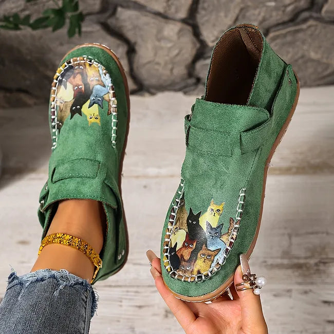 Viktoriy – Flache Stiefeletten mit Katzenmuster Und Schnalle