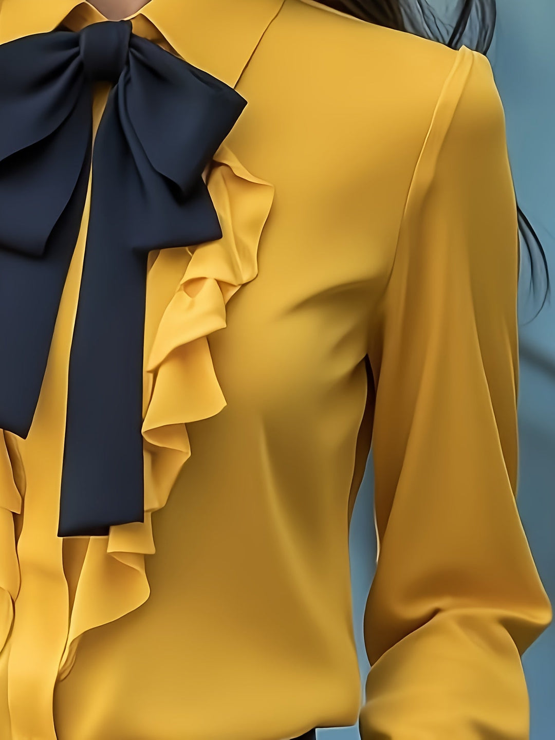 Dwyna – Langärmelige Bluse Mit Knöpfen Und Rüschenverzierung