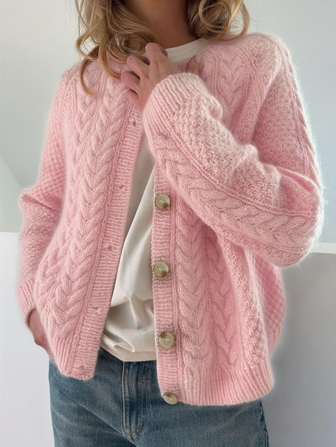 Dwina – Strickjacke mit Knöpfen und Zopfmuster