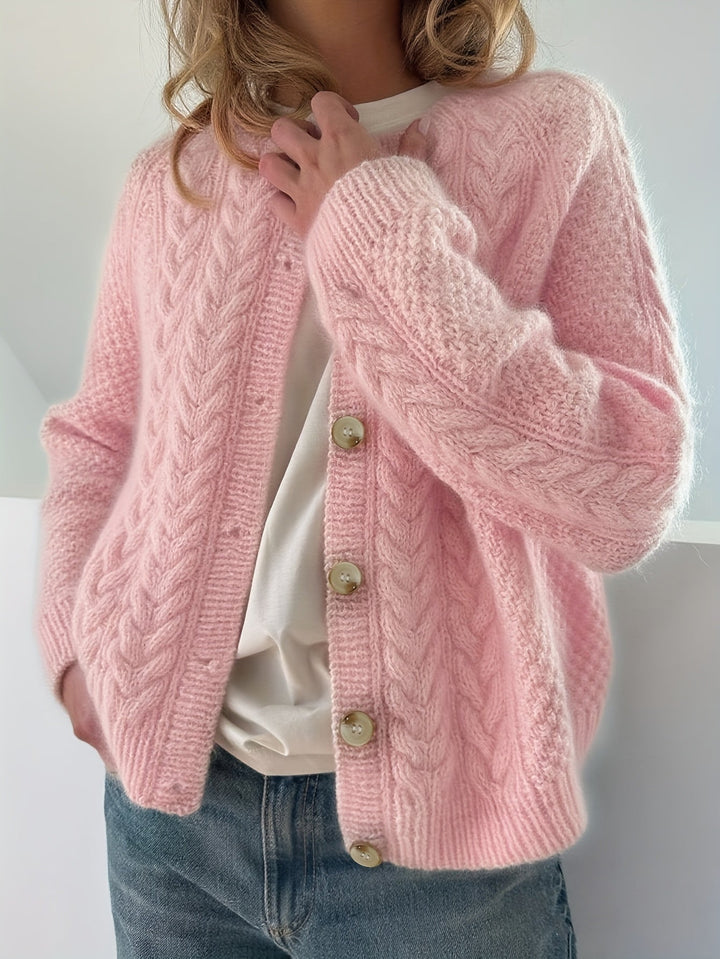 Dwina – Strickjacke mit Knöpfen und Zopfmuster