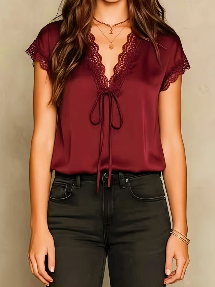 Neeta – Top mit V-Ausschnitt und Satin-Spitzenbesatz