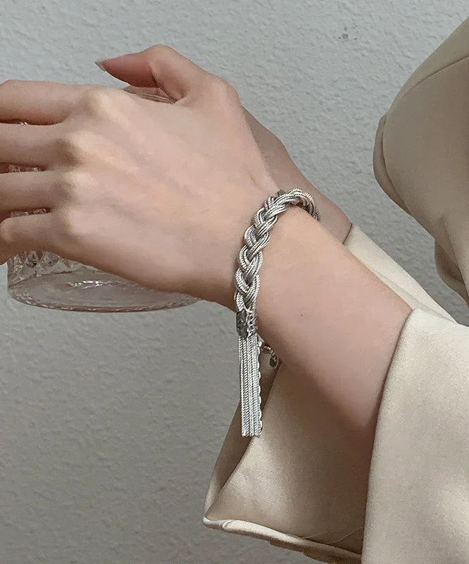 Mazie – Seidenarmband mit Silbernem Webmuster und Quaste