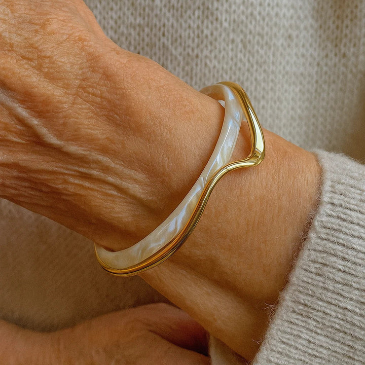 LuxeCurve – Elegantes offenes Armband aus weißem Emaille und Gold