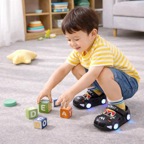 KidVroom - LED Autoslipper Für Kinder Mit Leuchtenden Rädern Und Riemen