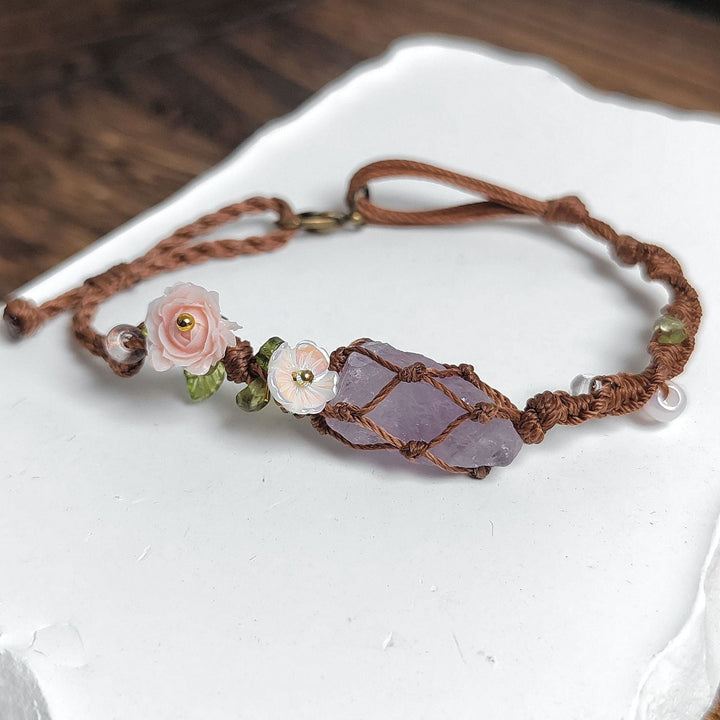 Yohana – Elegantes Armband mit Blumenmagie