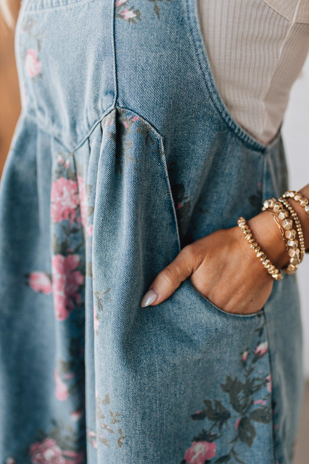 Katien – Jumpsuit aus Denim mit Blumenmuster