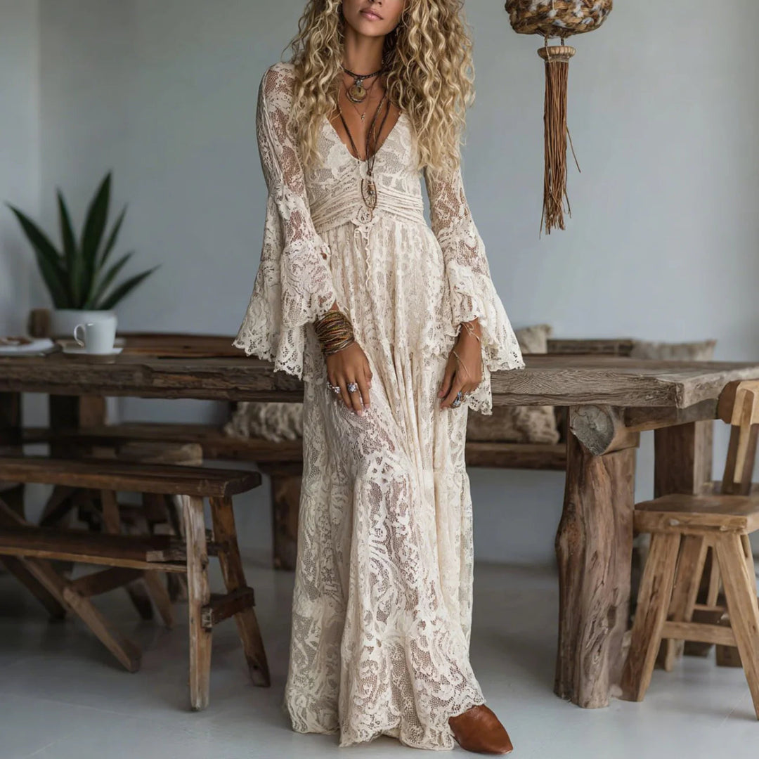 Chariya – Bohemian Maxikleid mit Glockenärmeln aus floraler Spitze