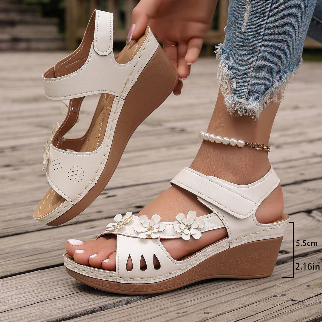 Tinaya – Sandalen Mit Keilabsatz Und Blumenmuster