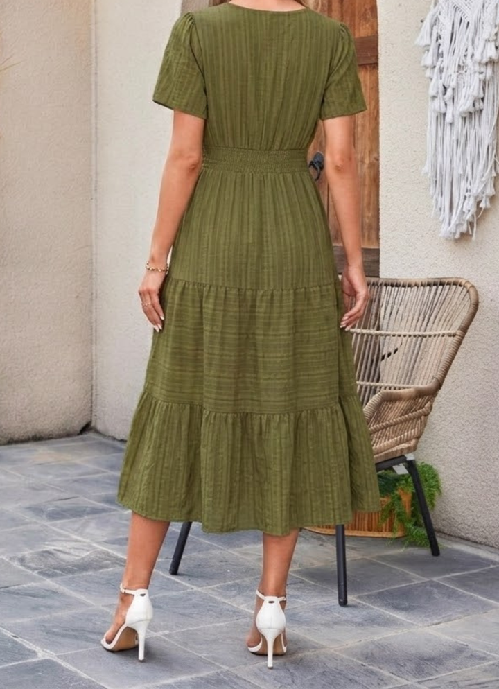 Jikina – Midi-Kleid Mit Gestuftem V-Ausschnitt Und Taschen