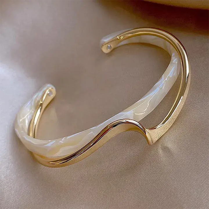 LuxeCurve – Elegantes offenes Armband aus weißem Emaille und Gold