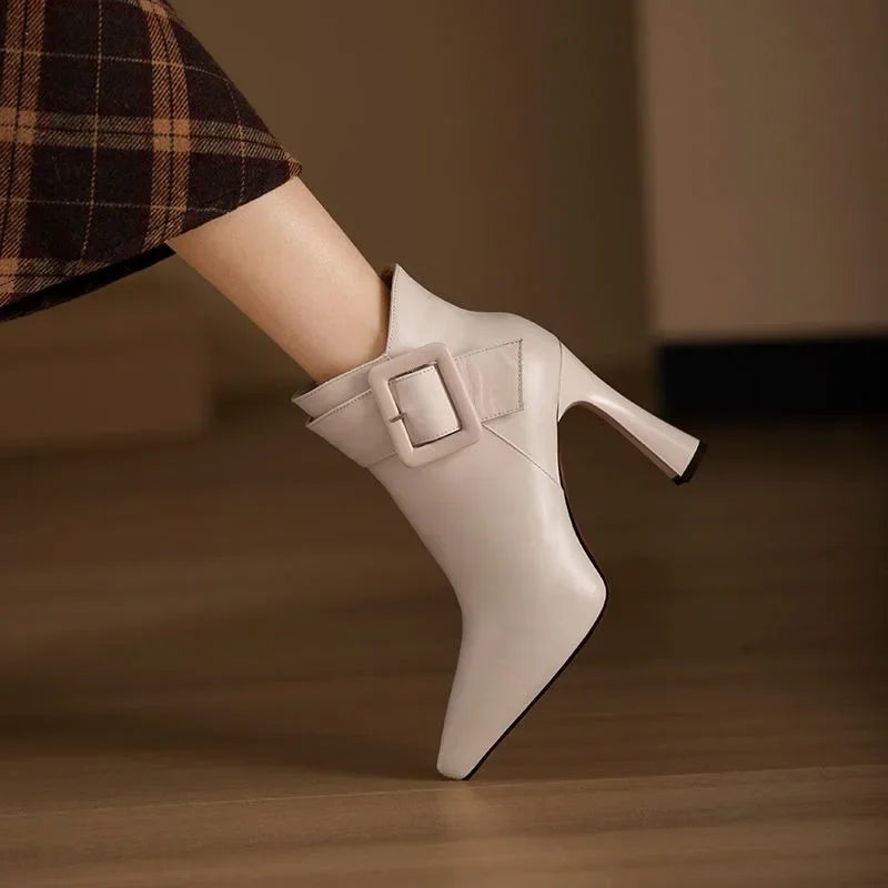 Nadine – Elegante Stiefeletten Mit Schnalle