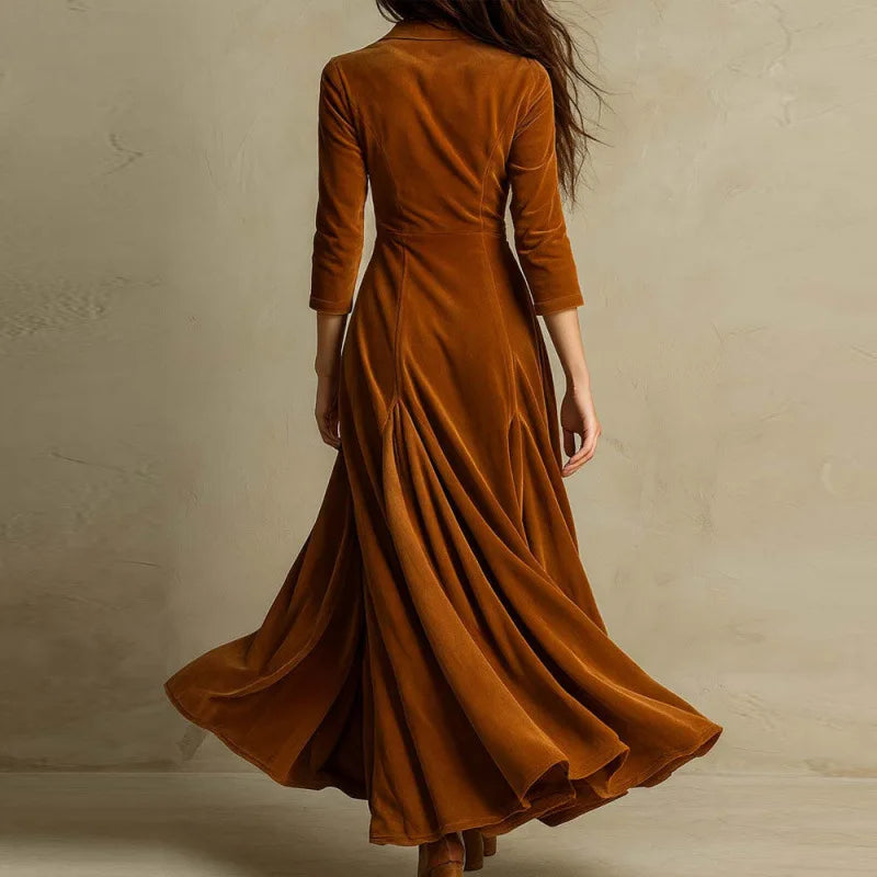 Nyvana – Maxikleid mit Knöpfen und Plissee Rock