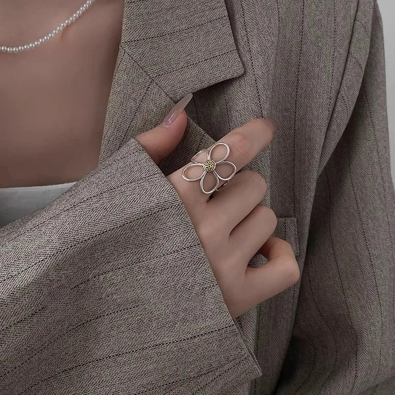 Nakoa – Sonnengebundener Ring aus Sterlingsilber mit Blütenblattdesign