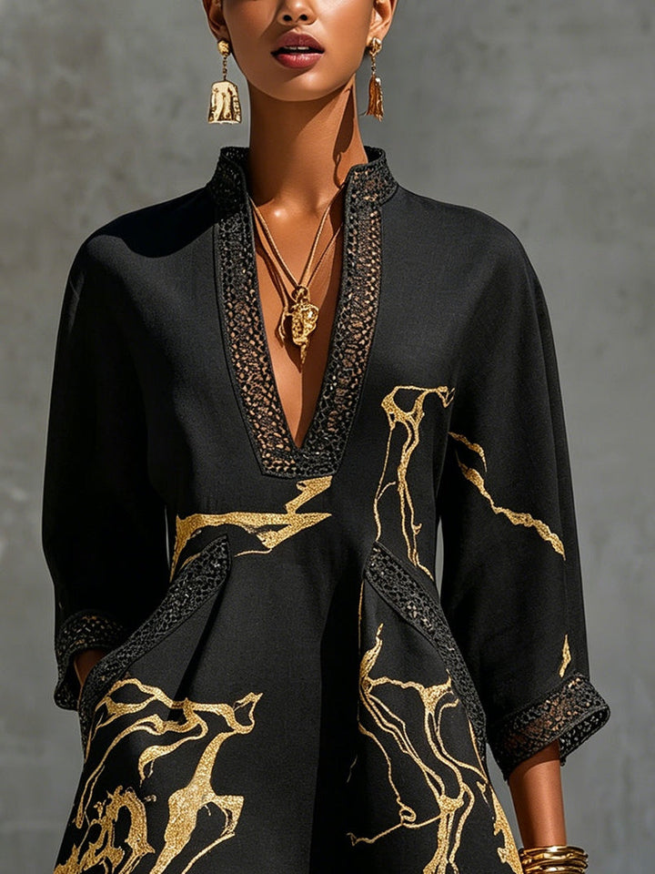 Arlinen – Minikleid mit goldenem Marmorprint und Häkelspitze