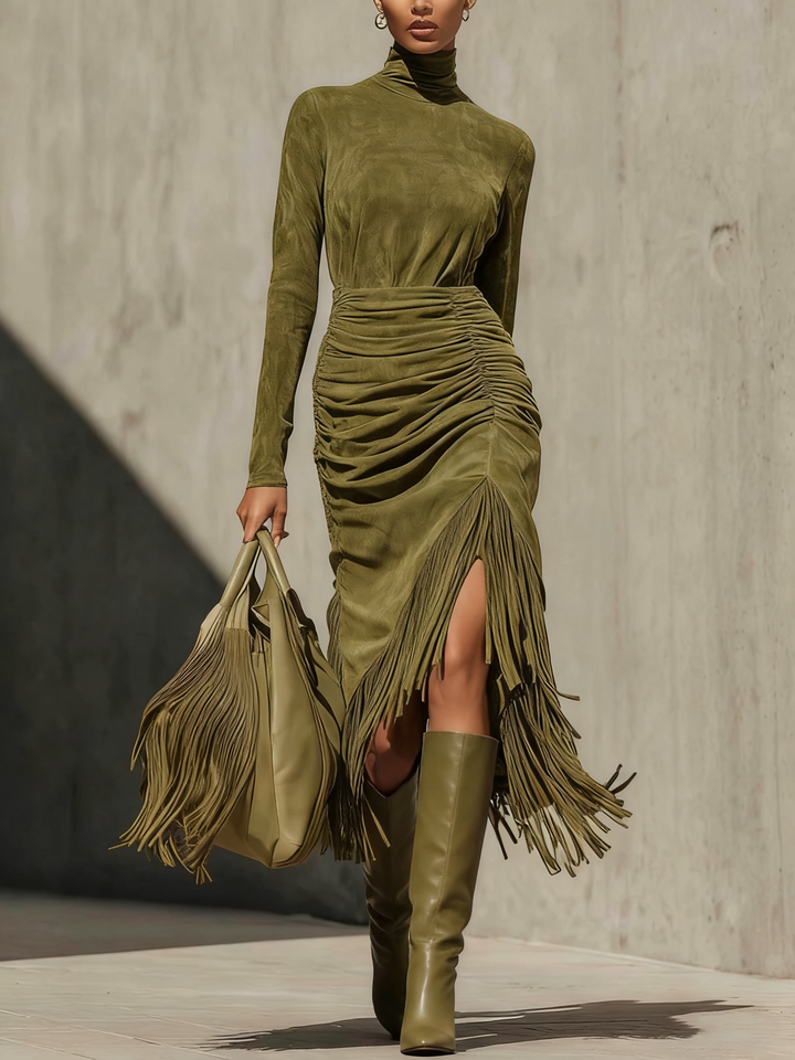 Kessia – Langärmliges Kleid mit Rollkragen und Quasten