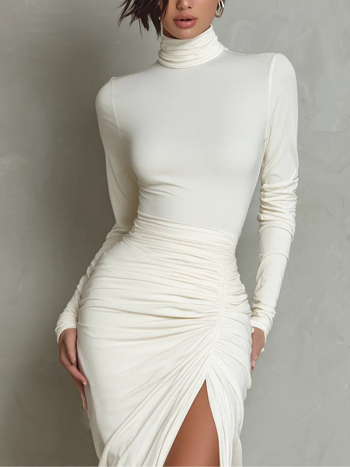 Yovara – Plissiertes Midikleid mit hohem Kragen und langen Ärmeln