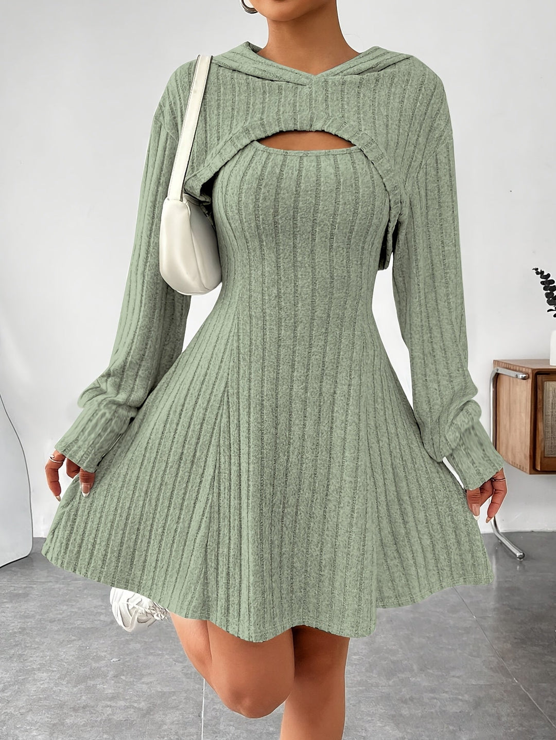Joaquina – Geripptes Minikleid mit Kurzem Kapuzenoberteil
