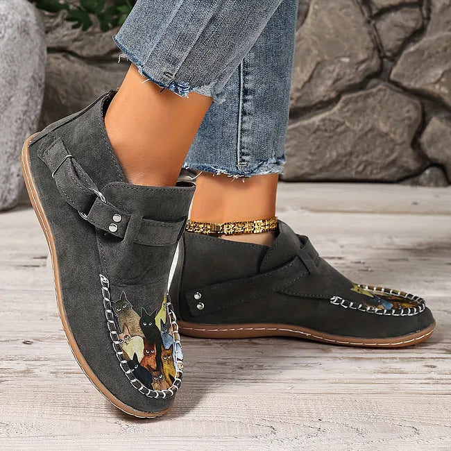 Viktoriy – Flache Stiefeletten mit Katzenmuster Und Schnalle